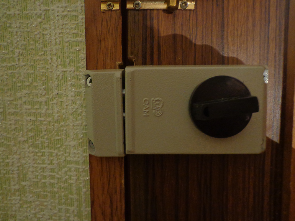 накладной замок на деревянной двери.jpg